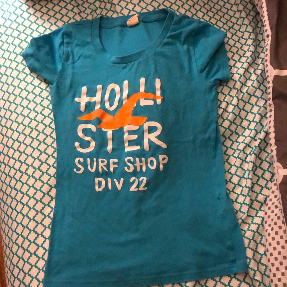 MEDIUM HOLLISTER SHIRT// Light blue, kind of tight
